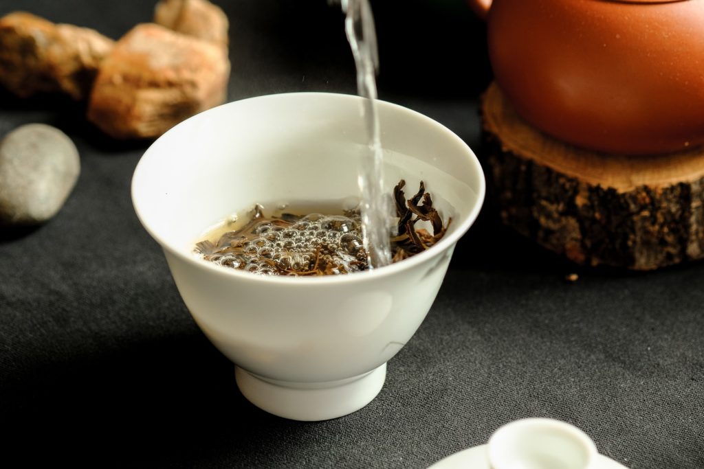 ウォーターサーバーのお湯でお茶を淹れている画像